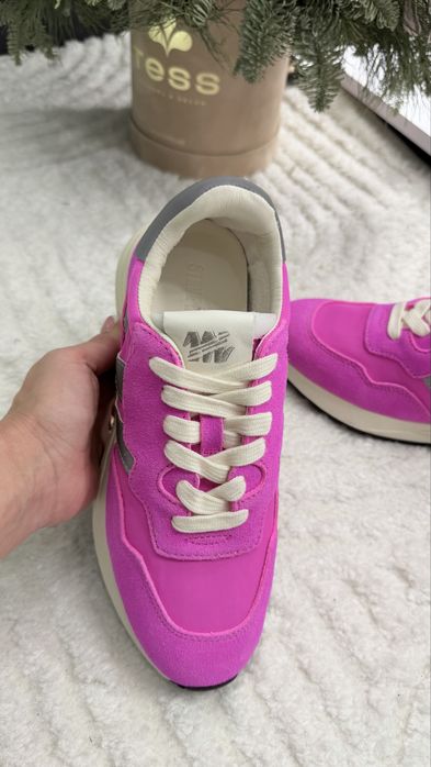 Неймовірні яскраві кросівки Steve Madden