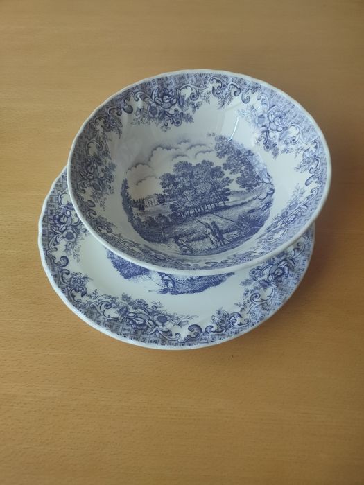 Conjunto de prato e saladeira azul e branco.