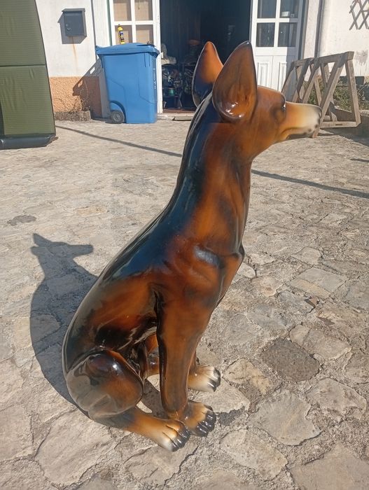 Cão de loiça (Doberman)