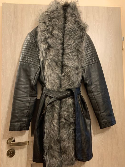 Płaszcz czarny z imitacji skóry z paskiem ocieplany L z futerkiem