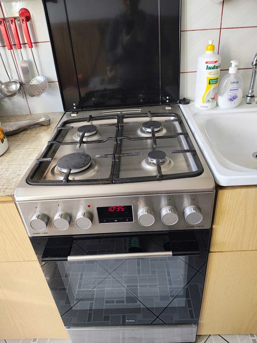 Kuchenka gazowa z elektrycznym piekarnikiem