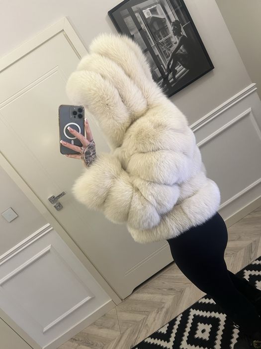 Piękne beżowe futro z lisów fińskich