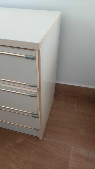 Conjunto de 2 Mesas de Cabeceira Vintage – Funcionalidade com Estilo!