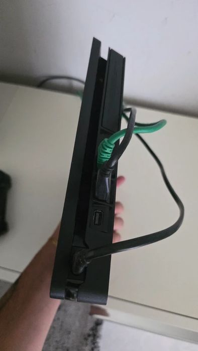 PlayStation 4 Slim 1TB com 2 Comandos e 6 Jogos