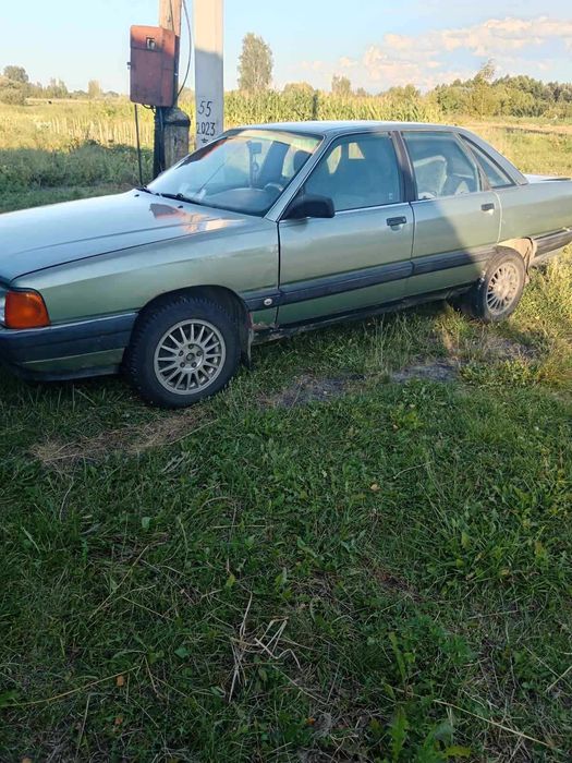 Автомобіль Audi 100