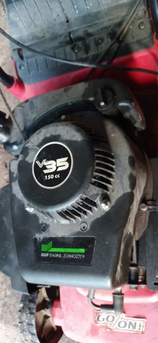 Corta relvas a gasolina com tração, carburador deficiente.