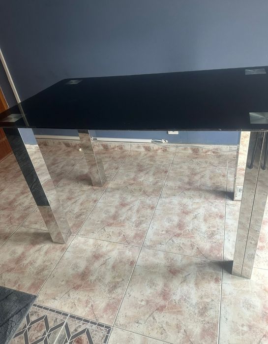 Mesa com tampo de vidro