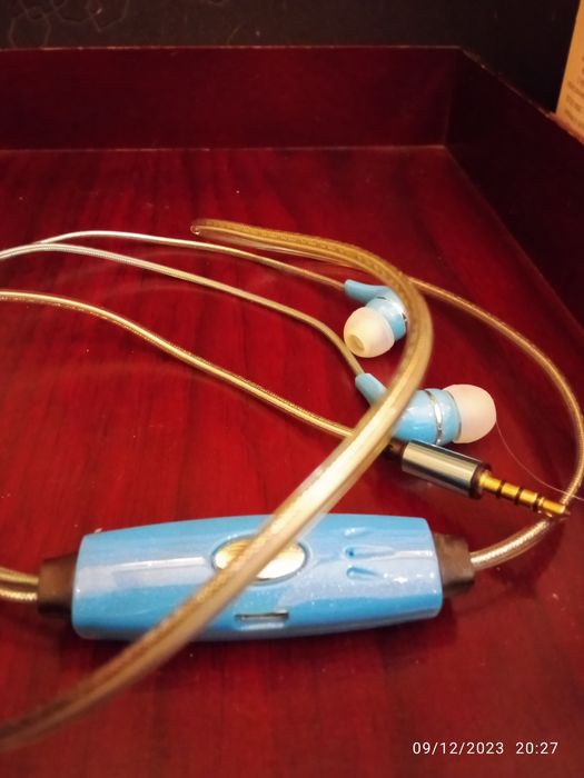 Навушники з мікрофоном