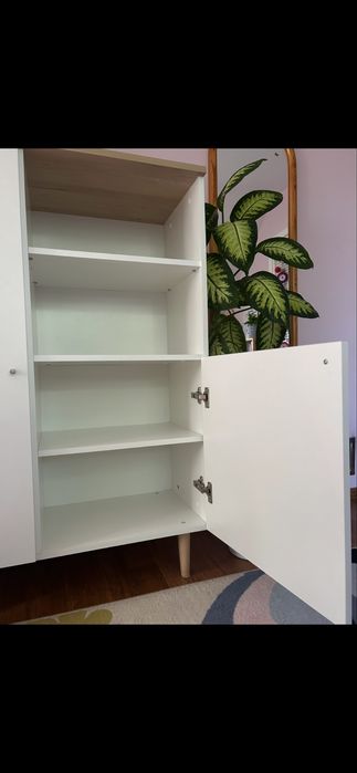 Biała szafka z drewnianymi nogami i blatem