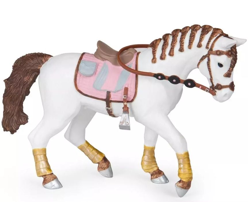 Klacz osiodłana z warkoczykami. Papo