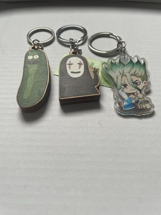 Лот з трьох брелків