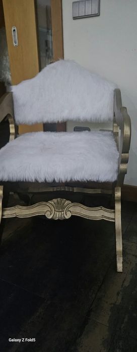 Poltrona em pelo branco e madeira pintado a dourado