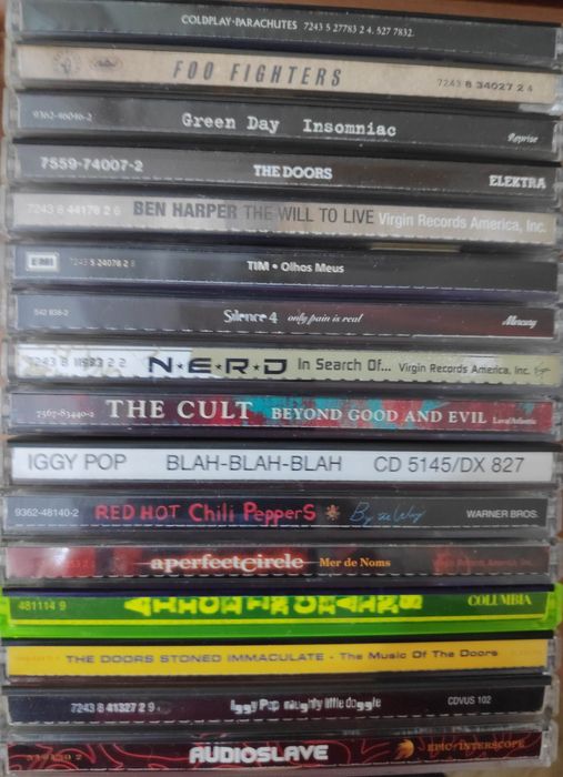 Conjunto de CDs e DVDs.