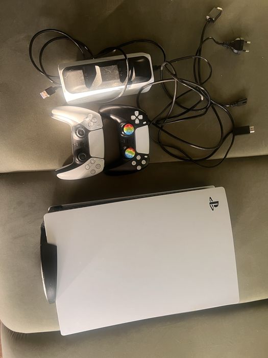 Ps5 z napedem dwa pady stacja ladowania