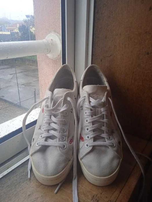 Sapatilhas Adidas com padrão divertido