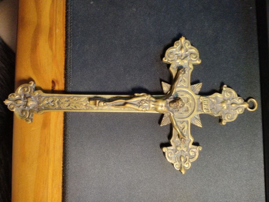 Crucifixo Antigo em Metal – Decorado e Detalhado