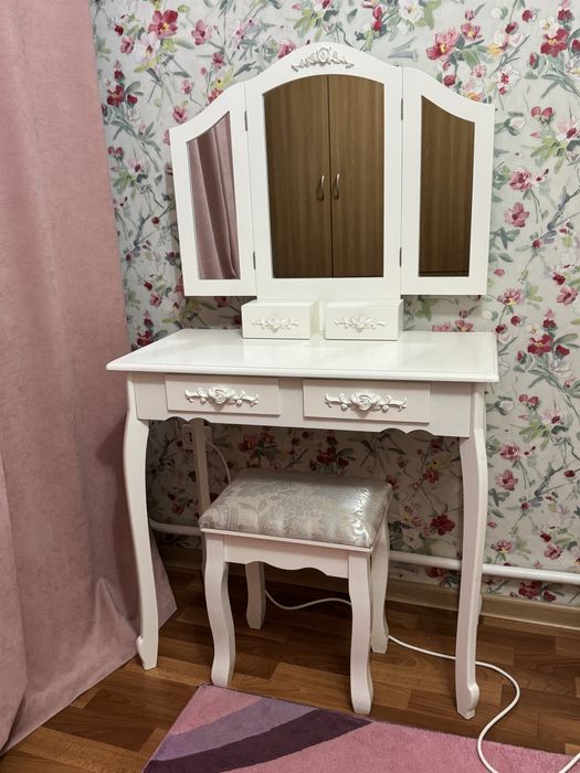 Столик для макіяжу з табуретом