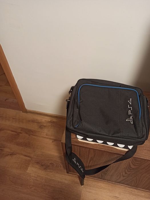 Konsola PS4 Pro 1TB + pady + gry