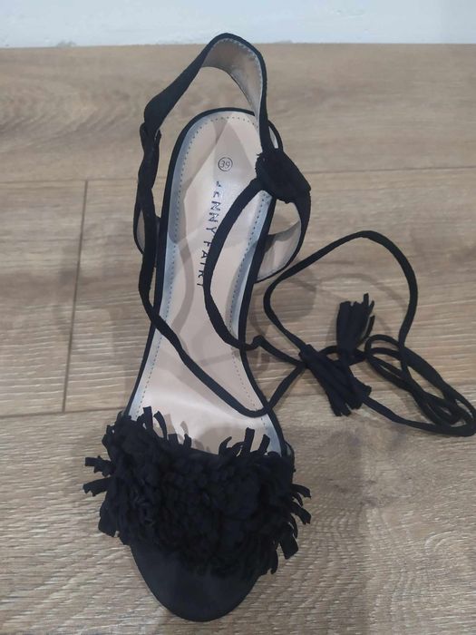 Czarne buty na obcasie