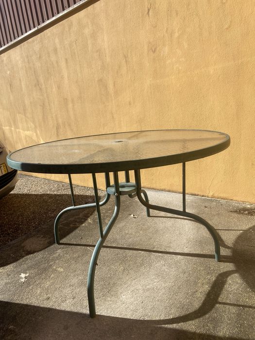 Mesa redonda de vidro com buraco para chapéu