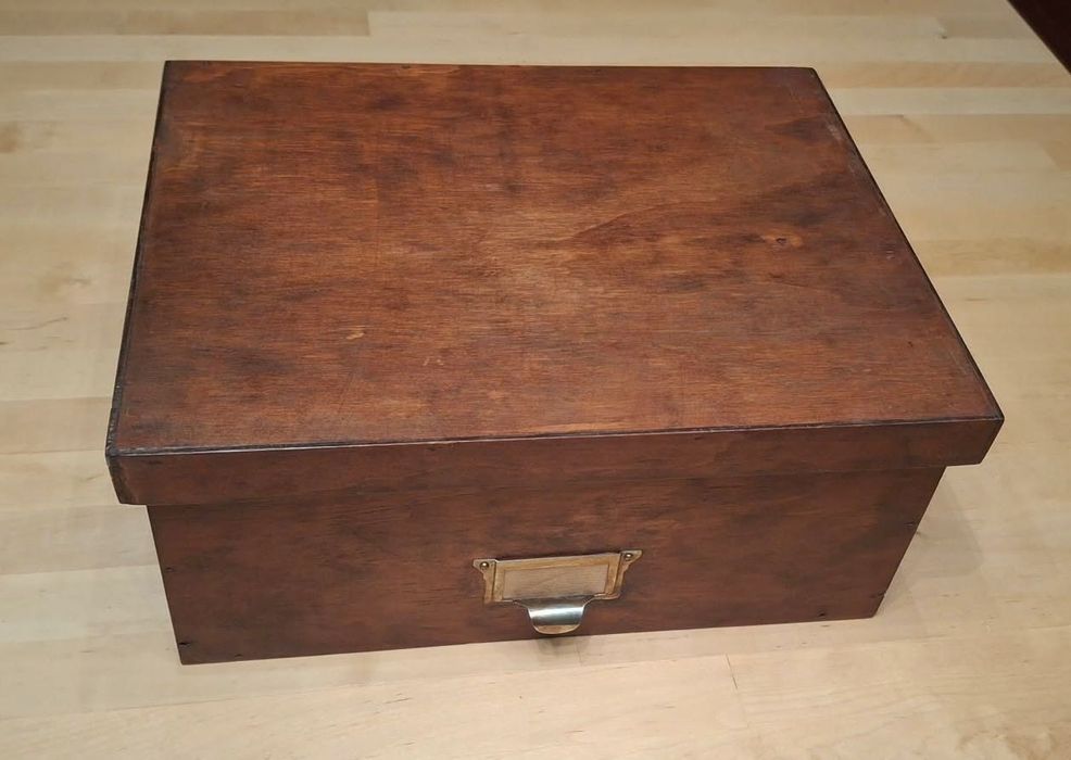 Caixa de joias- adaptacão de uma Antiga caixa de arquivo em madeira,