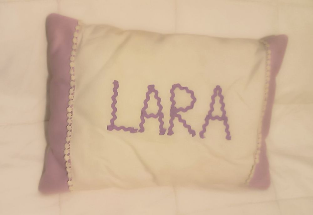 Almofada decorativa menina personalizada. LARA