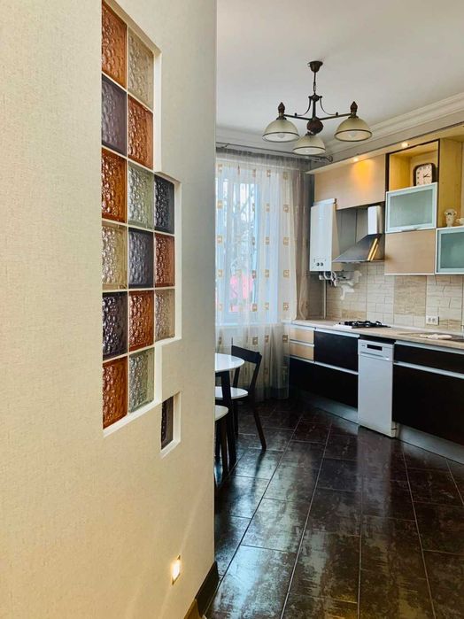 Продам красивую 2к сталинку в самом центре города