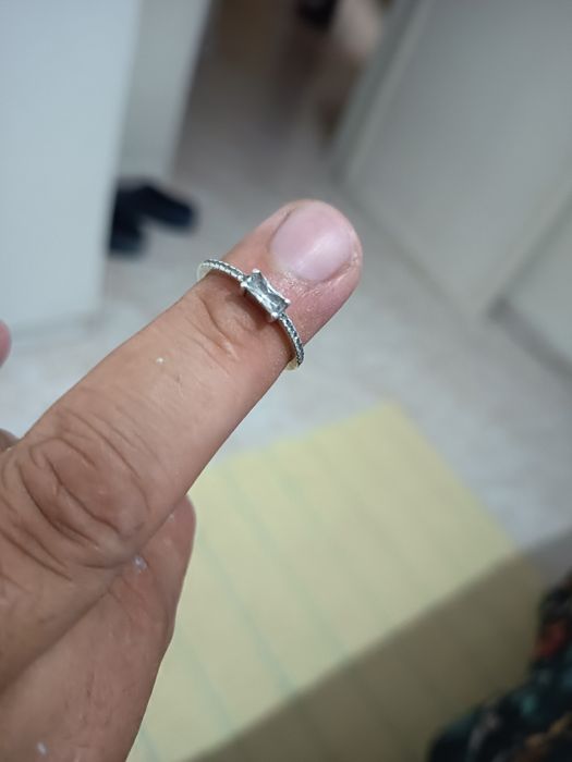 Vendo Anel de Prata com pedra de zircone branca