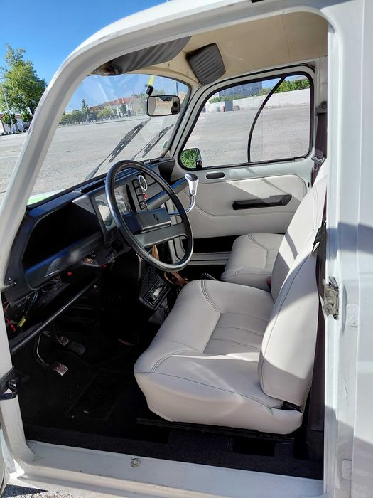 Carrinha Renault 4L restaurada
