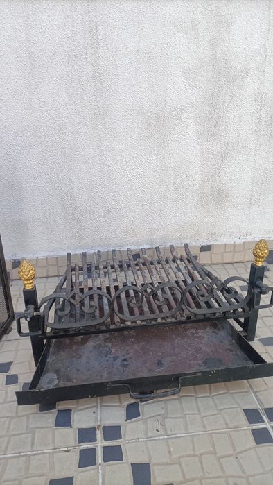 Vendo Grelha com Gaveta e Proteção de Lareira vintage.