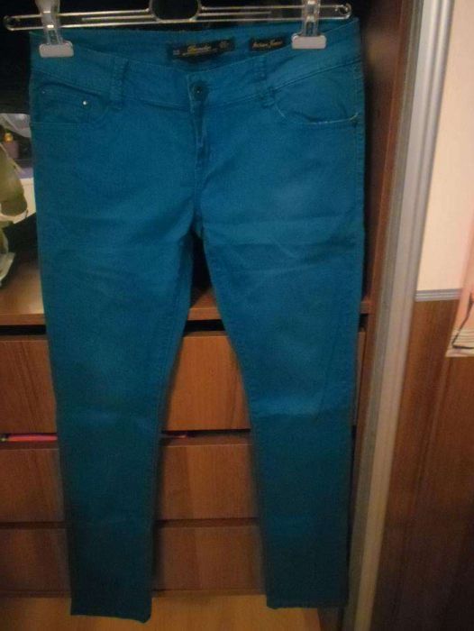 Niebieskie spodnie jeansowe