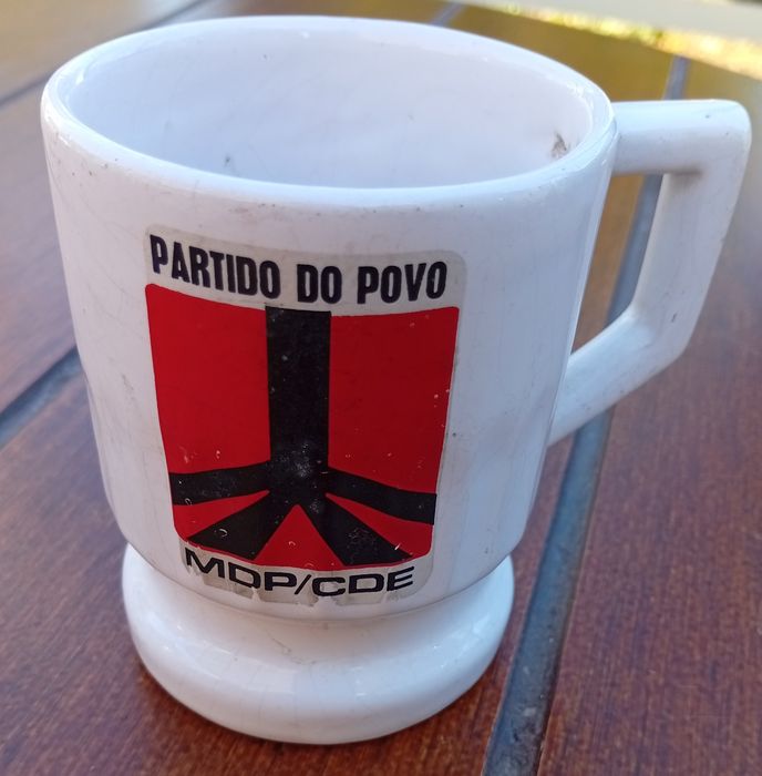 Caneca em loiça do Partido do Povo MDP/CDE