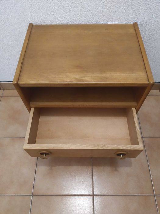 Cama e mesa de cabeceira