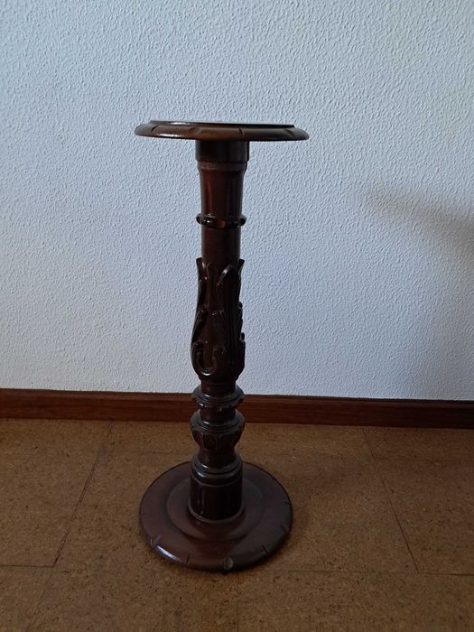 Estátua e base em madeira