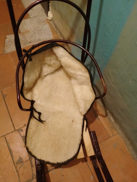 Санки для катания с горки и зимних развлечений