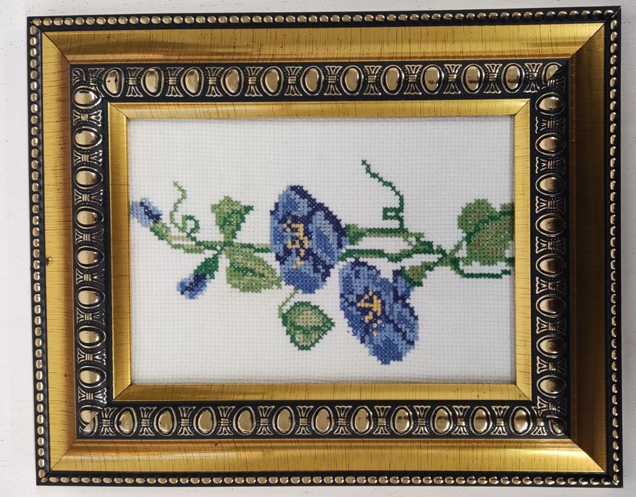 Moldura Dourada trabalhada em ponto cruz