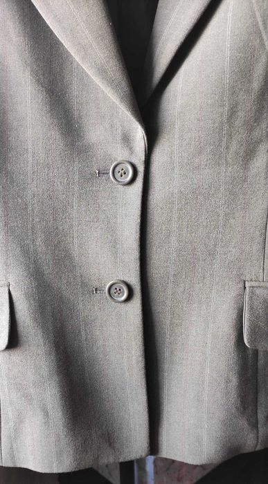 Elegante Blazer Cor Café Com Leite e Risca Fina e Discreta Bege