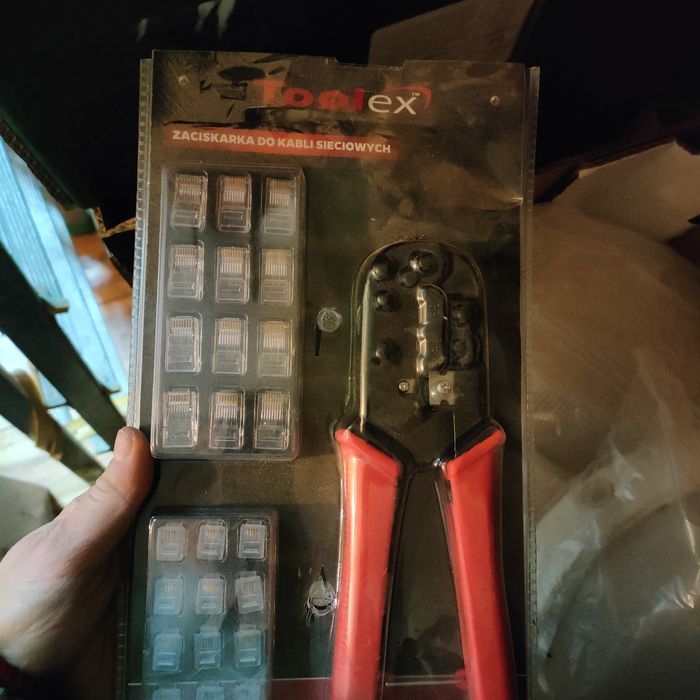 Zaciskarka do kabli sieciowych