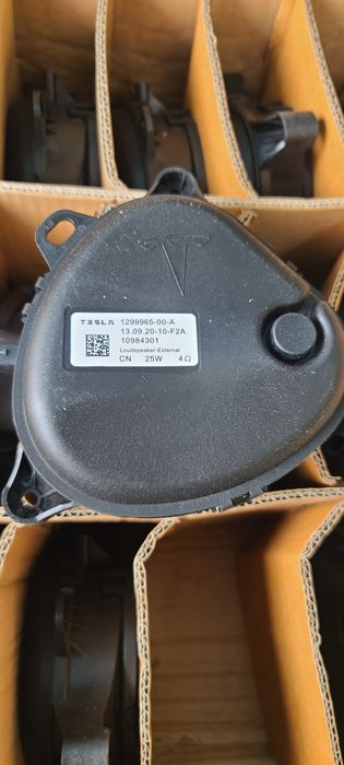 1299965-00-A  Tesla шумо генратор спикер внешний динамик