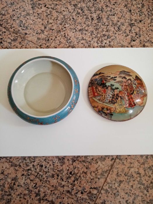 Caixa oriental de porcelana