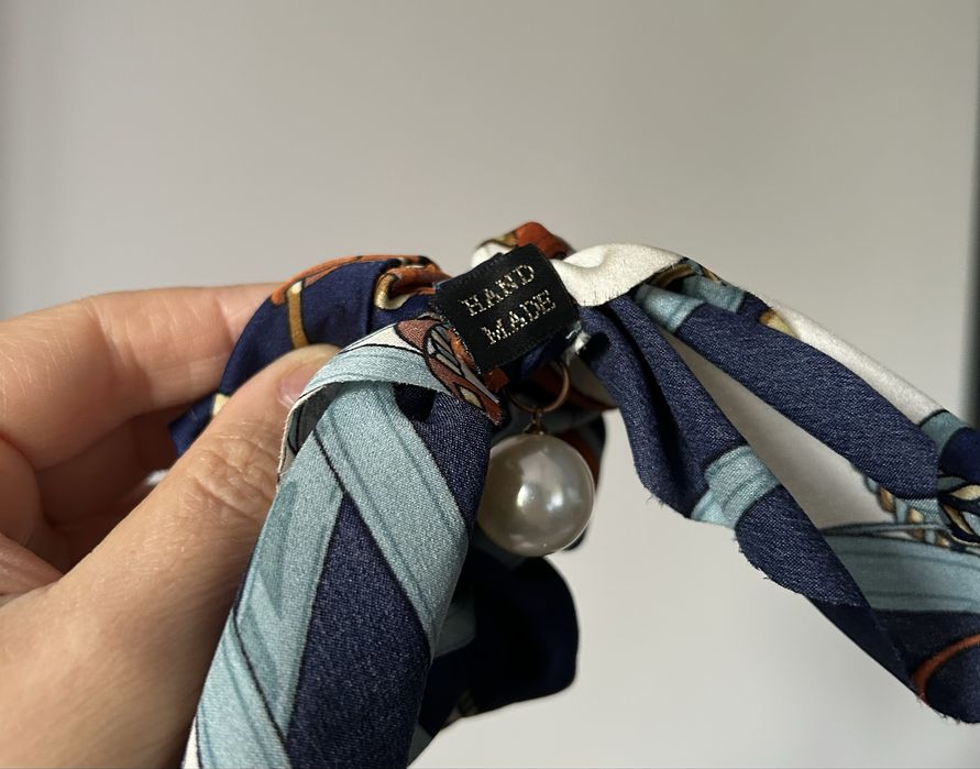 Elegancka scrunchie (gumka do włosów) z perłą