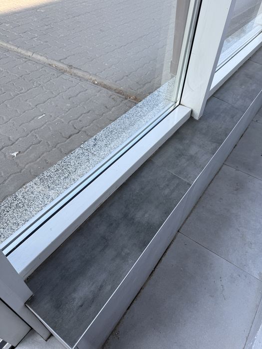 Миття вікон, віконних рам