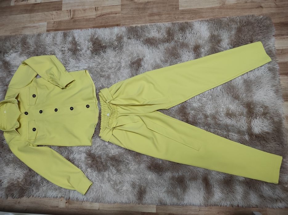 Шикарний дитячий костюм 140 ріст