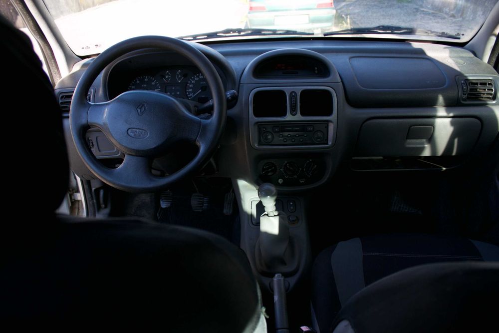 Renault Clio 1.2 (Ano 2000 / Mês 12) – Para Peças ou Reparação