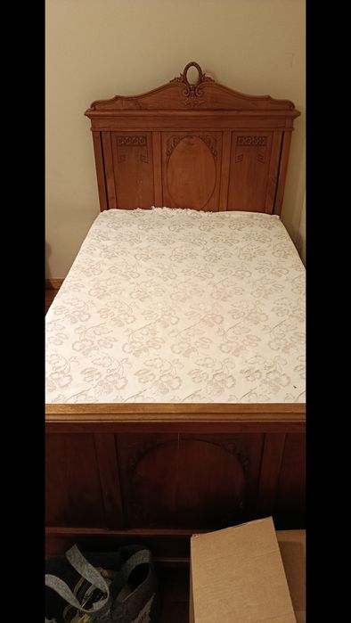Móvel sala, televisão, cama antiga, mesa de centro, mesinha retangular, cómoda antiga e mesa cozinha