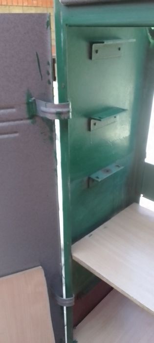 Шкаф металевий для одежі