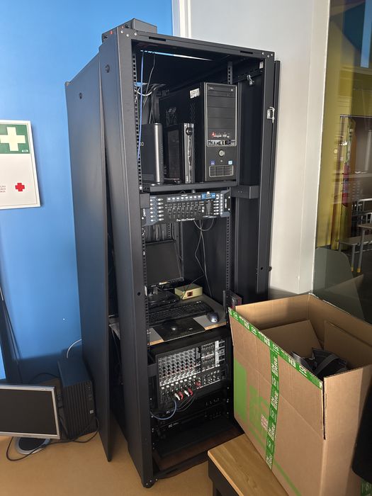 Bastidor, Colunas e TV’s