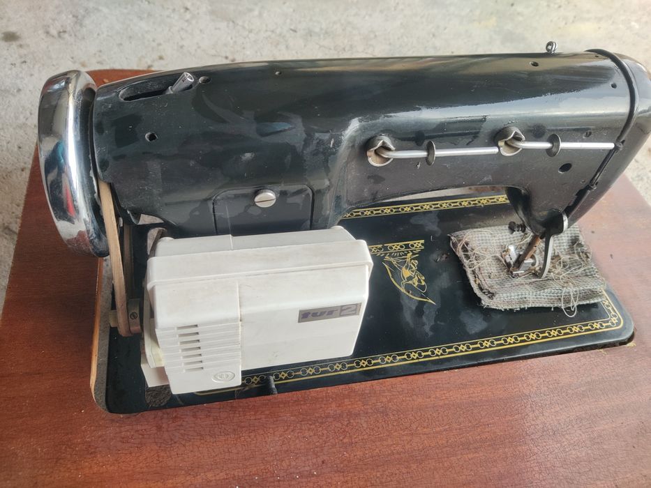 Zabytkowa maszyna do szycia Łucznik
