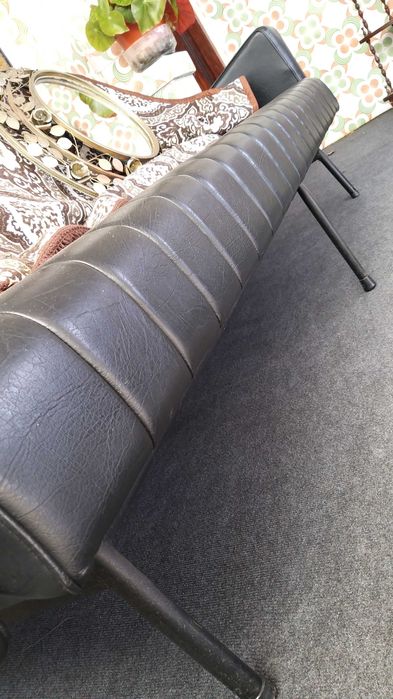 sofá preto em pele ,cabedal