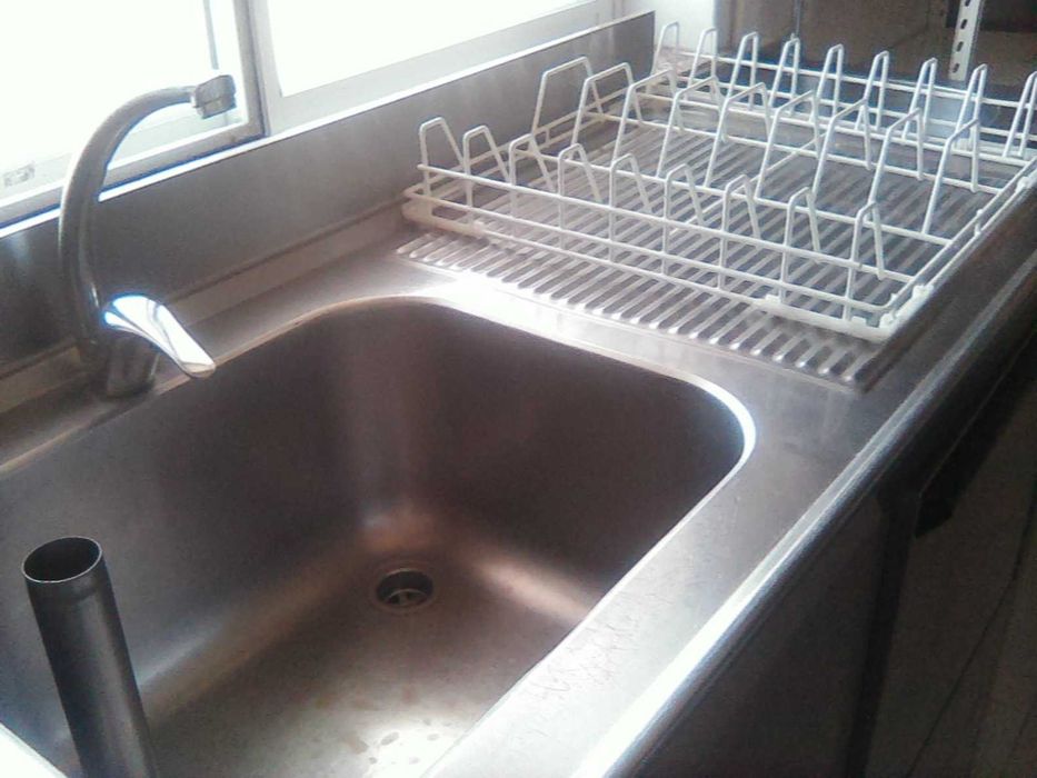 mesas com uma e duas cubas em inox